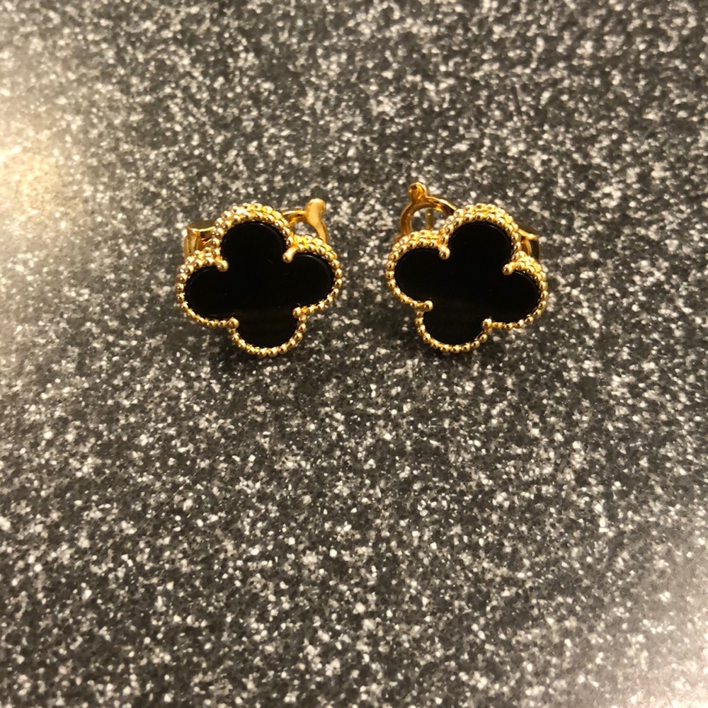 Earring yellow gold plated and onyx